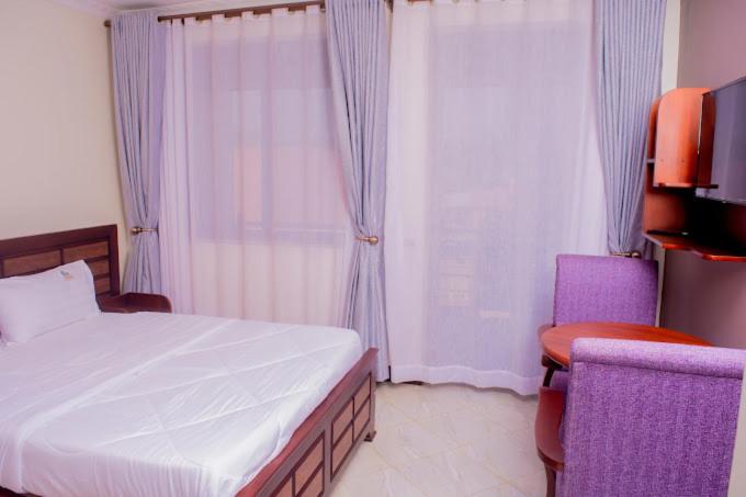 Postel nebo postele na pokoji v ubytování Tezor Hotel Entebbe