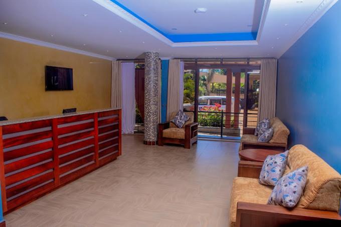 TV a/nebo společenská místnost v ubytování Tezor Hotel Entebbe