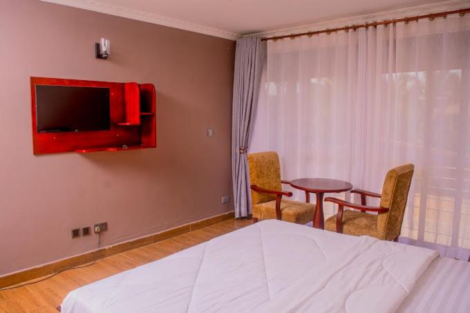 TV a/nebo společenská místnost v ubytování Tezor Hotel Entebbe