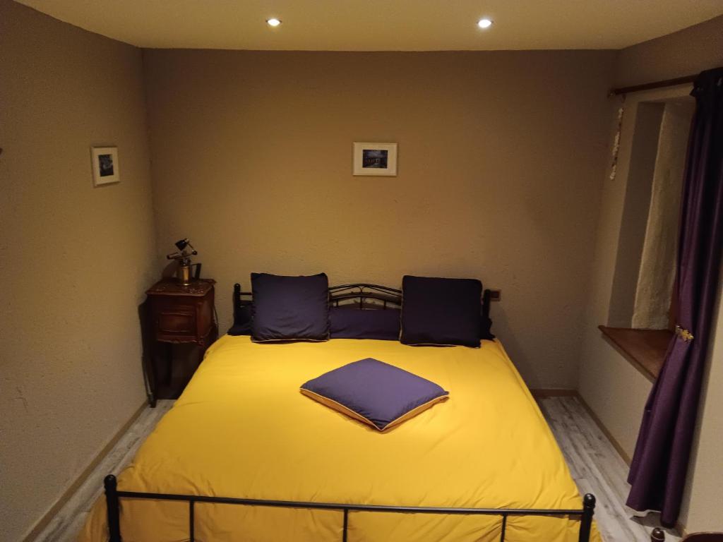 Postel nebo postele na pokoji v ubytování Chambres et table d'hôtes : LES SENTIERS DE LA BREME