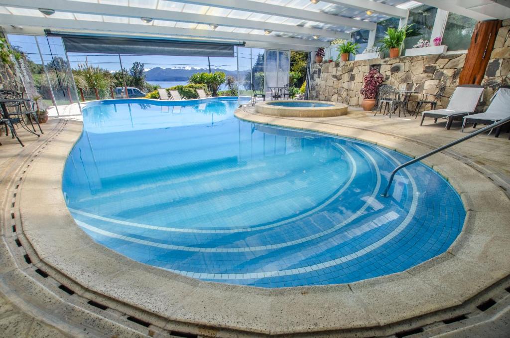 A piscina localizada em Nido del Cóndor Hotel & Spa ou nos arredores