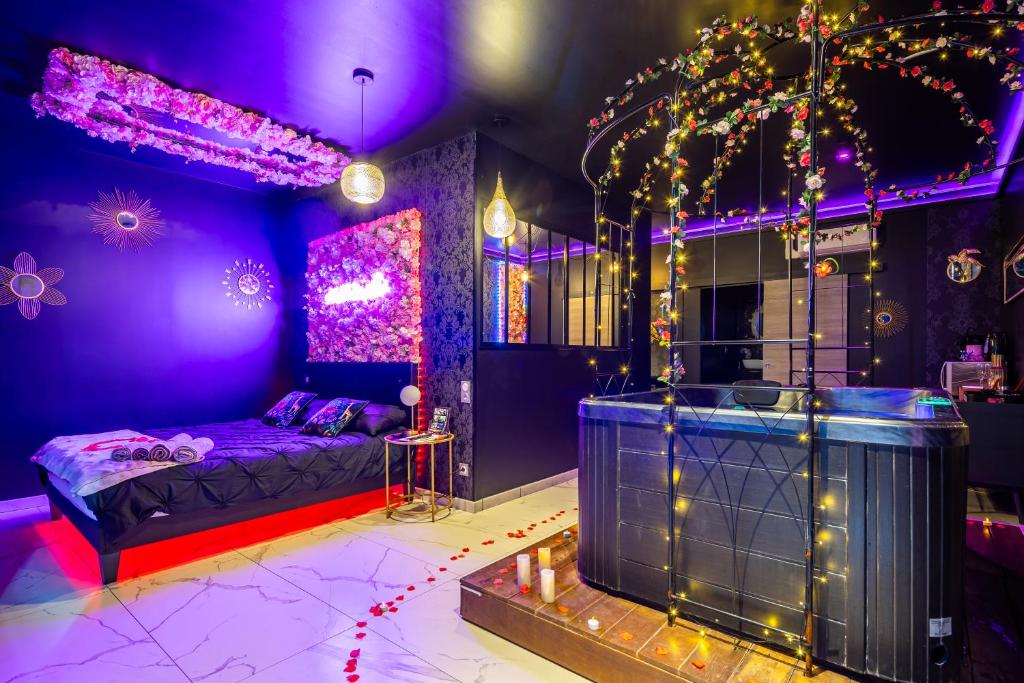 En eller flere senge i et værelse på Sweet SECRET'S JACUZZI