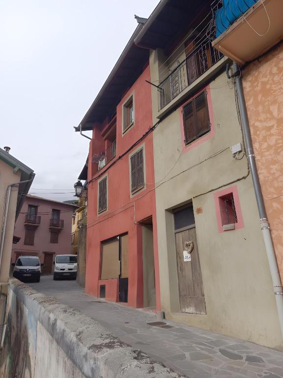 une rue avec des bâtiments et des voitures garés dans la rue dans l'établissement Le Belvedeou - Mercantour, à Belvédère