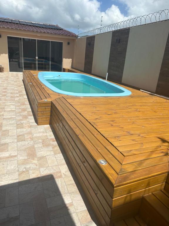 un jacuzzi en la parte superior de un edificio en Salão de Festa com piscina, en Pelotas