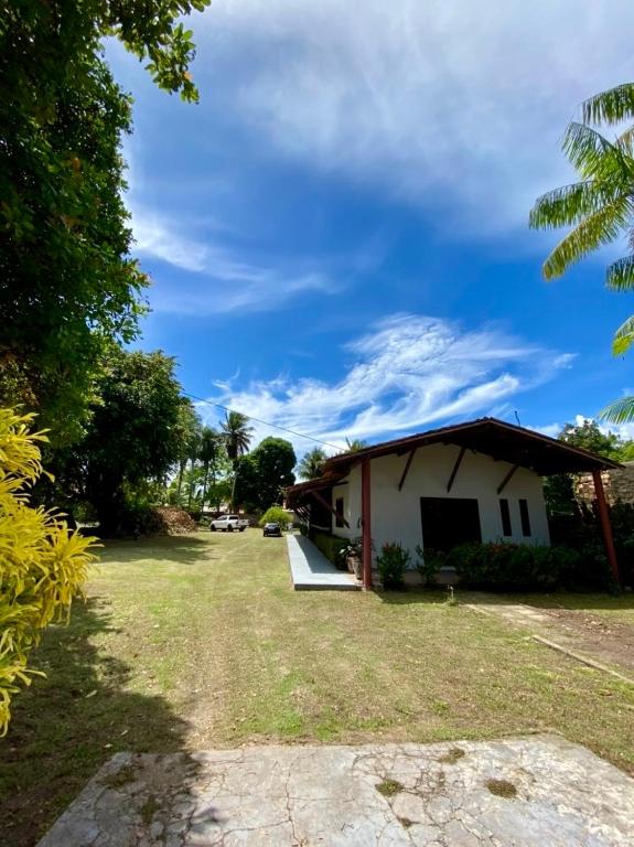 ein kleines weißes Haus mit einem Rasenhof in der Unterkunft Casa Pena - Aluguel por temporada in Salvaterra