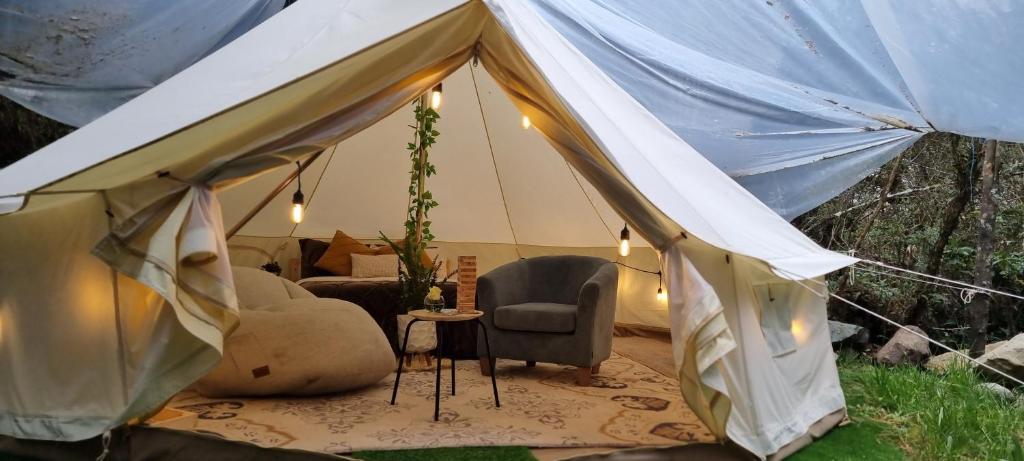 Posezení v ubytování El Sendero Glamping