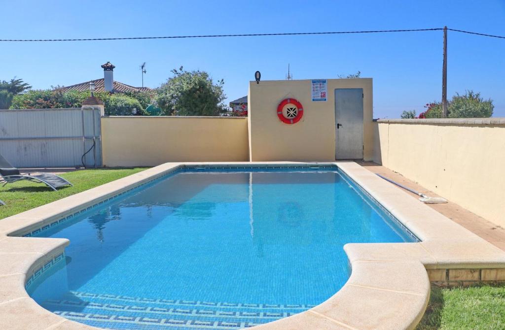 duży błękitny basen na dziedzińcu w obiekcie Chalet Vigía 113 w mieście Conil de la Frontera