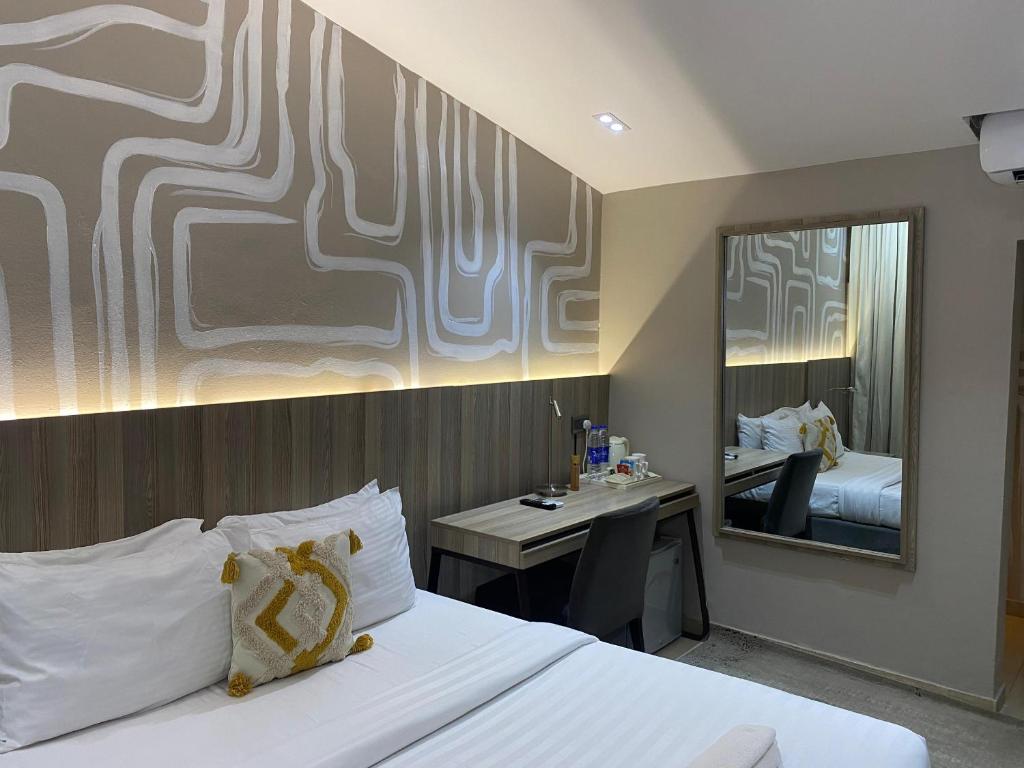 Postel nebo postele na pokoji v ubytování Lala's Boutique Hotel