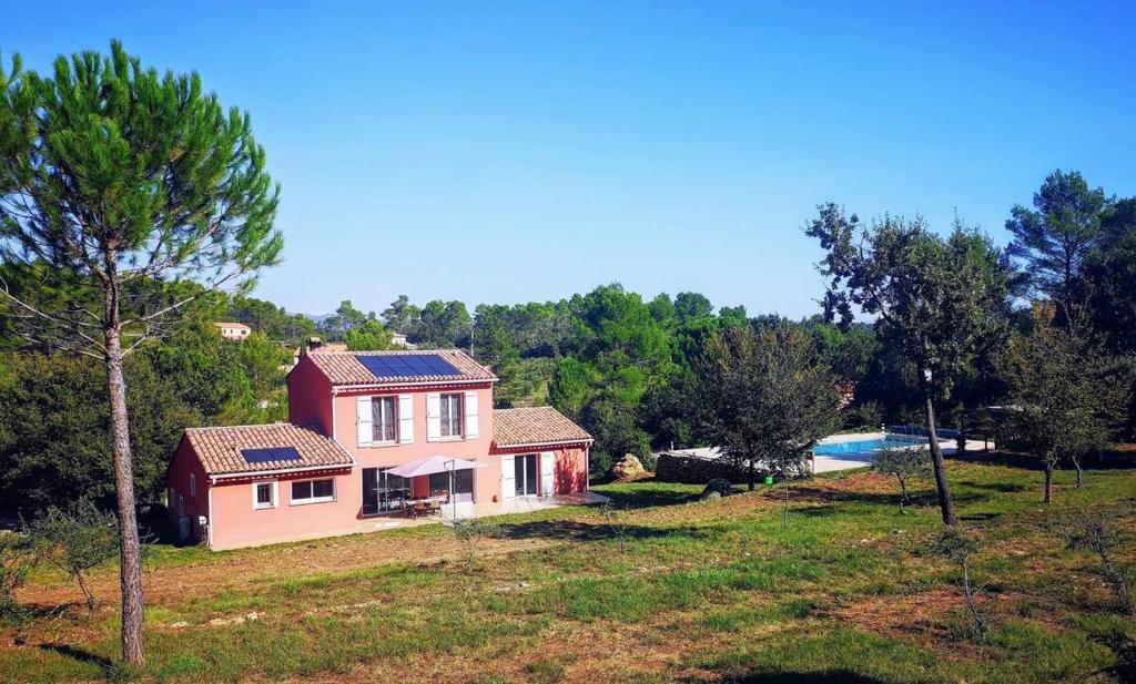 une maison au sommet d'une colline avec une cour dans l'établissement Maison luxe et confort au milieu de la nature, à Le Val