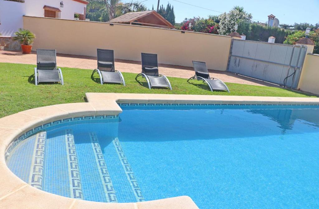 basen z 4 krzesłami na dziedzińcu w obiekcie Chalet Vigía 113 w mieście Conil de la Frontera