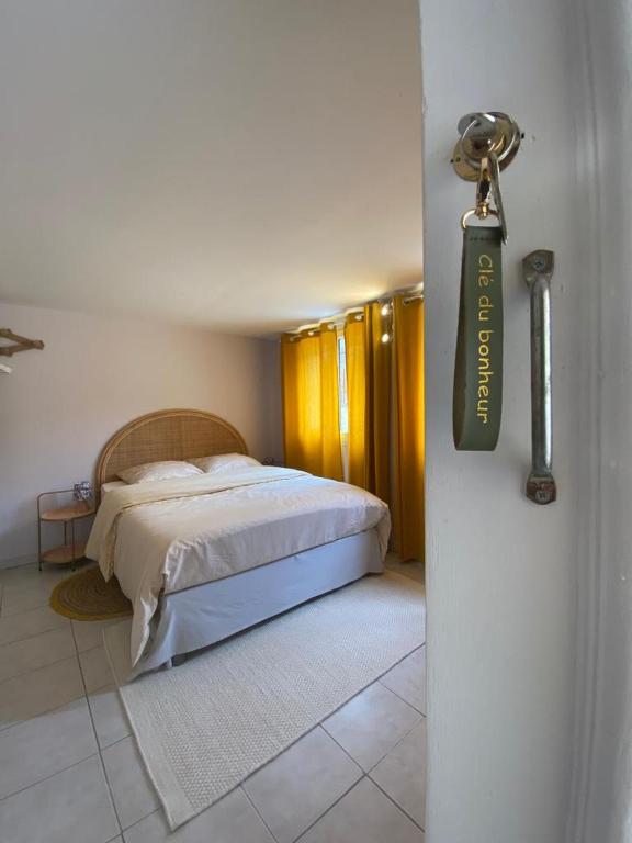 - une chambre avec un lit et un panneau sur la porte dans l'établissement Chez Mietka, à Vélizy-Villacoublay