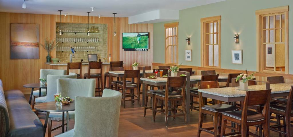 TV a/nebo společenská místnost v ubytování Green Mountain Suites Hotel