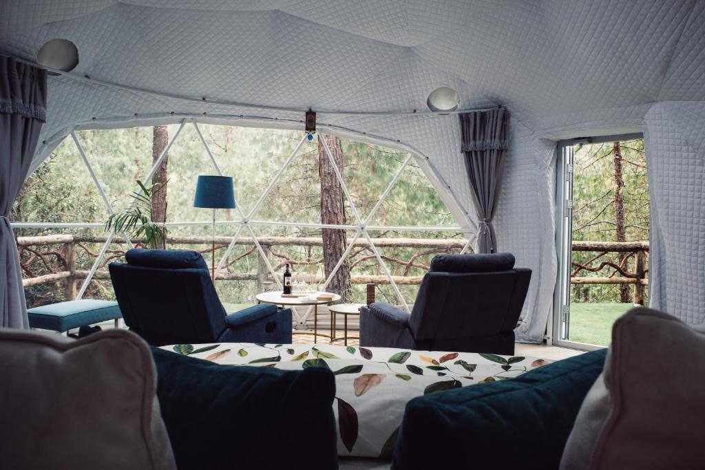 Posezení v ubytování El Sendero Glamping