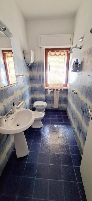 un baño con dos lavabos y dos inodoros en Trilocale 200m dal mare - Il Faro Blu, en Martinsicuro