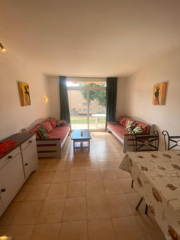 Una sala de estar con dos sofás y una mesa. en Gran Reserva 24, en Empuriabrava