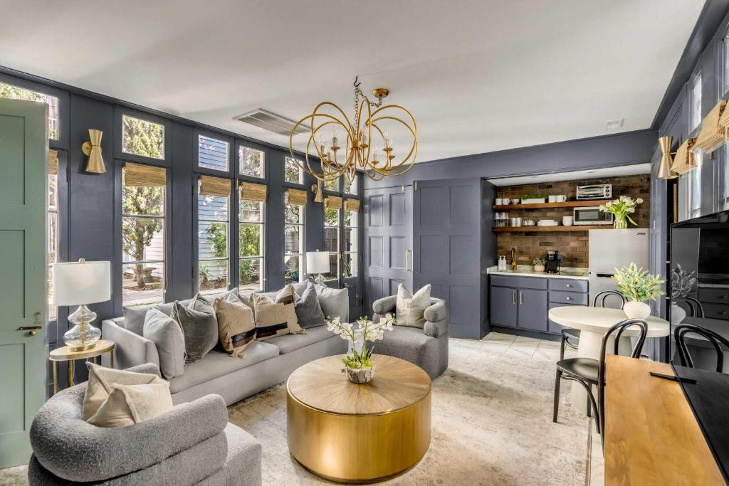 una sala de estar con un sofá y una mesa en Serene Cottage with Beautiful Garden and Heated Pool, en Charleston