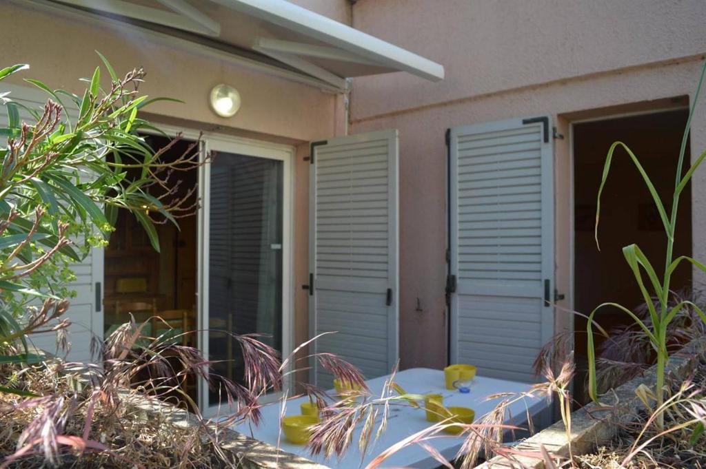 une maison avec deux portes et une table à l'extérieur dans l'établissement Appartement 2 pièces 4 couchages ARGELES SUR MER AR450-0407, à Argelès-sur-Mer