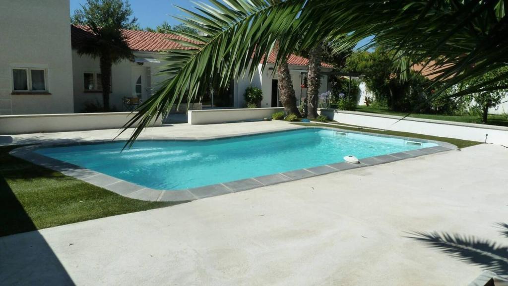 une piscine devant une maison dans l'établissement Los Aglanoz - 5 personnes, à Montescot