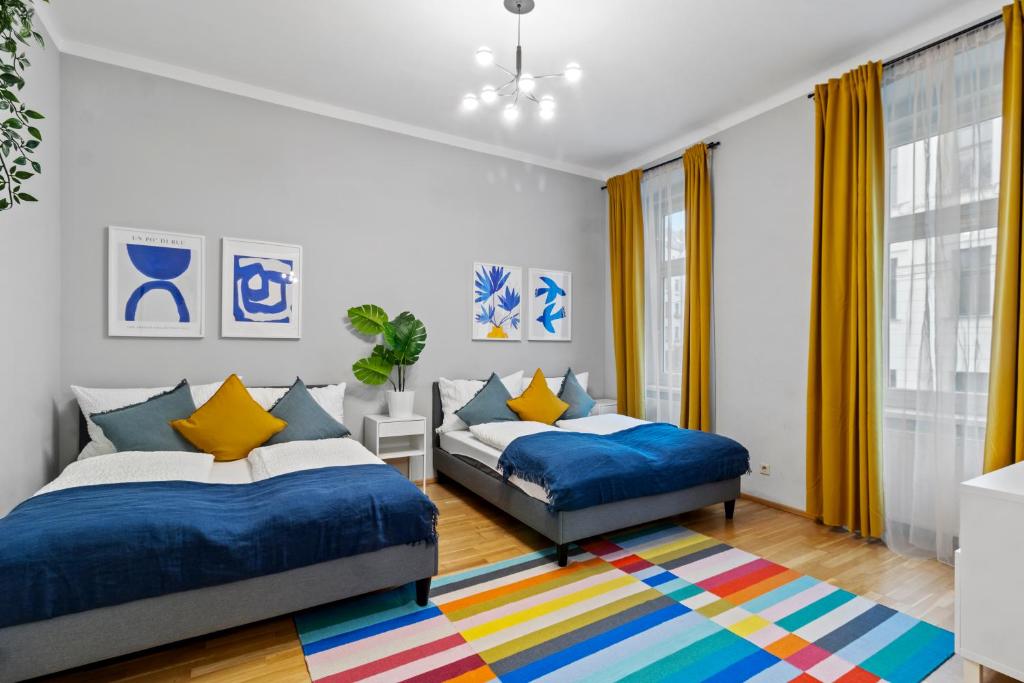 Postel nebo postele na pokoji v ubytování Very Spacious Apartment with a Wintergarden and Terrace, 1 Minute to Tram Station