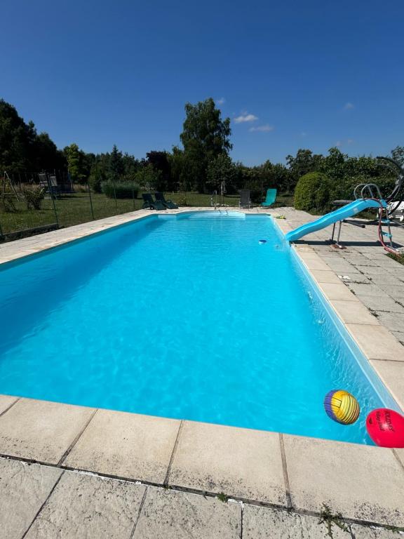 Bazén v ubytovaní Studio proche Beauval et Châteaux de la Loire alebo v jeho blízkosti