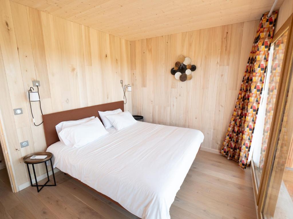 Postel nebo postele na pokoji v ubytování Les Lodges Du Reynou