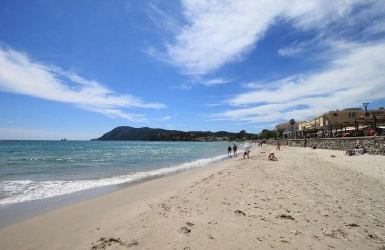 un groupe de personnes marchant sur la plage dans l'établissement Les Sablettes studio et sa loggia vue mer, à La Seyne-sur-Mer