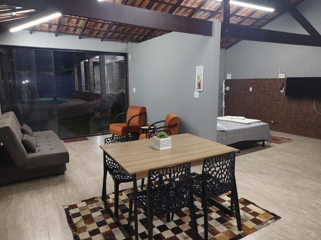 Ruang duduk di Chalé maravilhoso no paraíso, o melhor de Ipiabas