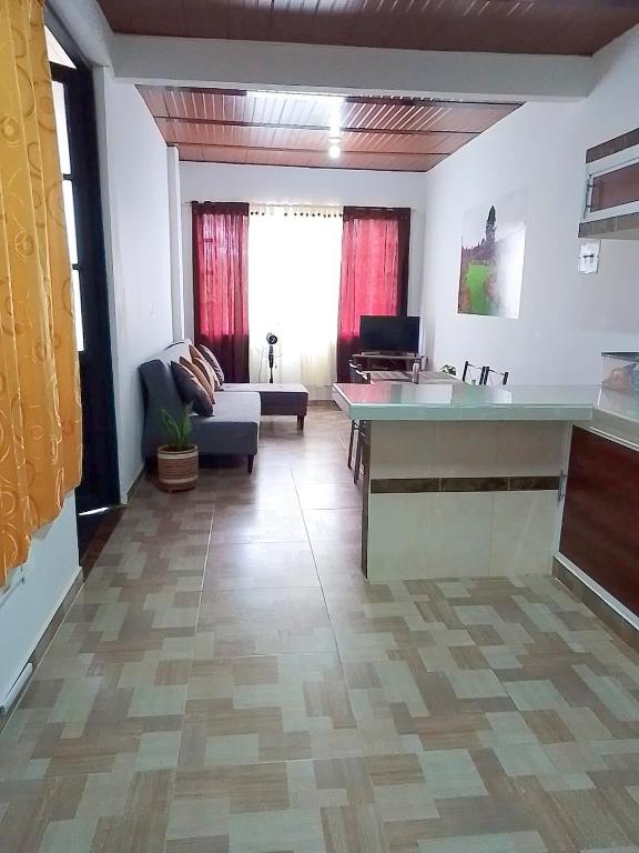 Kuchyň nebo kuchyňský kout v ubytování CÓMODO APARTAMENTO CENTRAL EN BARRIO SEMI RURAl