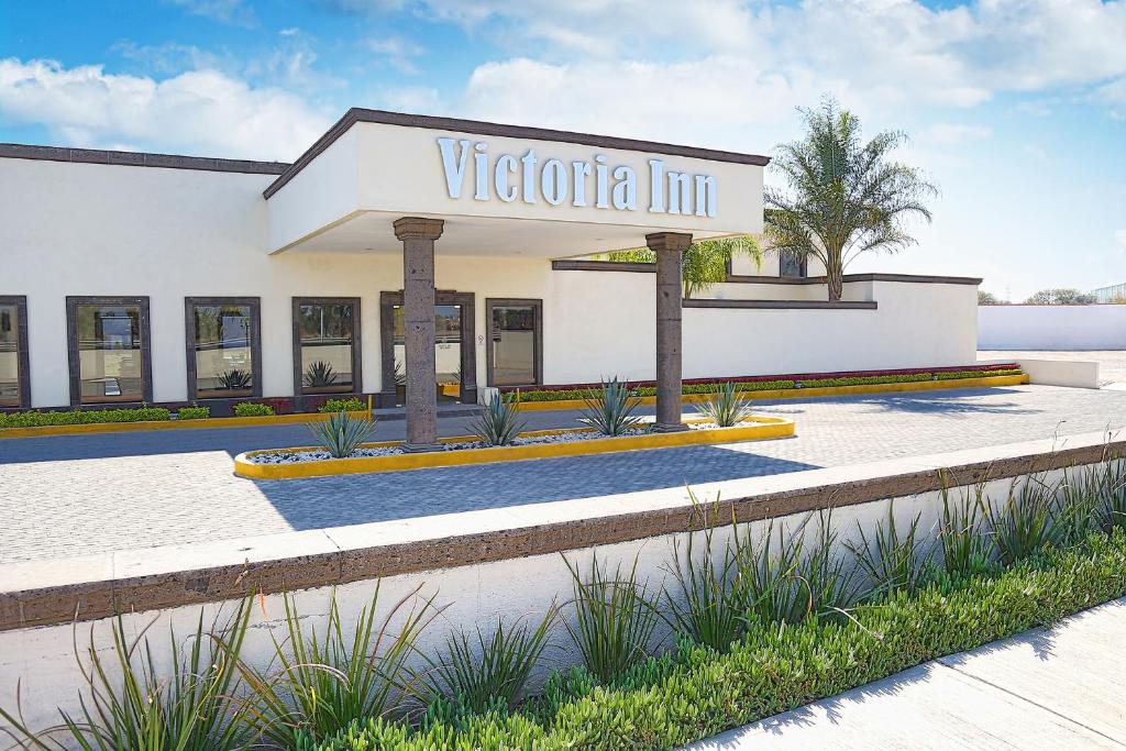 un bâtiment avec un panneau indiquant voglia inn dans l'établissement Hotel Victoria Inn, à San Juan del Río