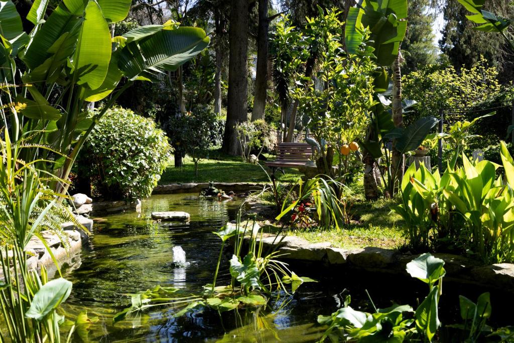 Um jardim em Casa Vela Boutique House