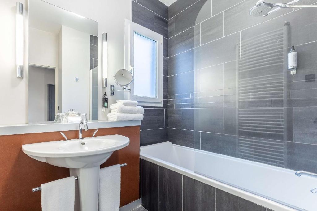 Koupelna v ubytování Best Western Plus Hôtel Gergovie