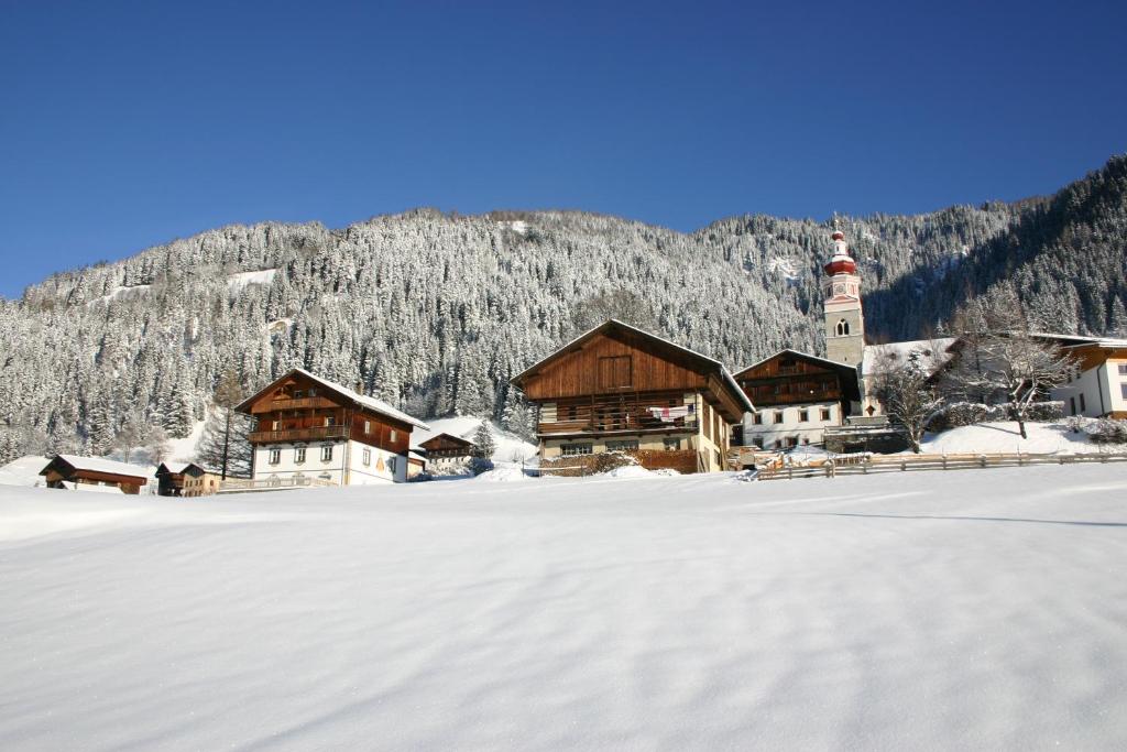 Bauernhof im Wiesengrund v zimě