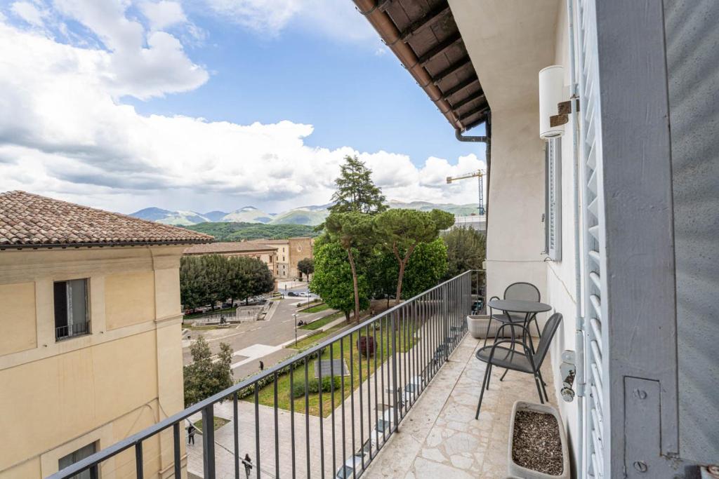balkon ze stołem i widokiem na ulicę w obiekcie Hotel&Ristorante Miramonti Palazzo Storico w mieście Rieti