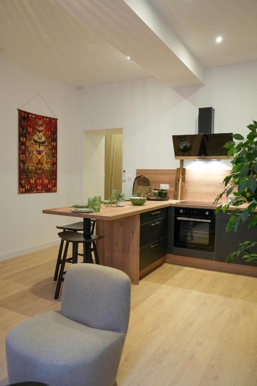 une cuisine avec une table et une chaise dans une pièce dans l'établissement Dijon Hypercentre - Loge Des Ducs, à Dijon