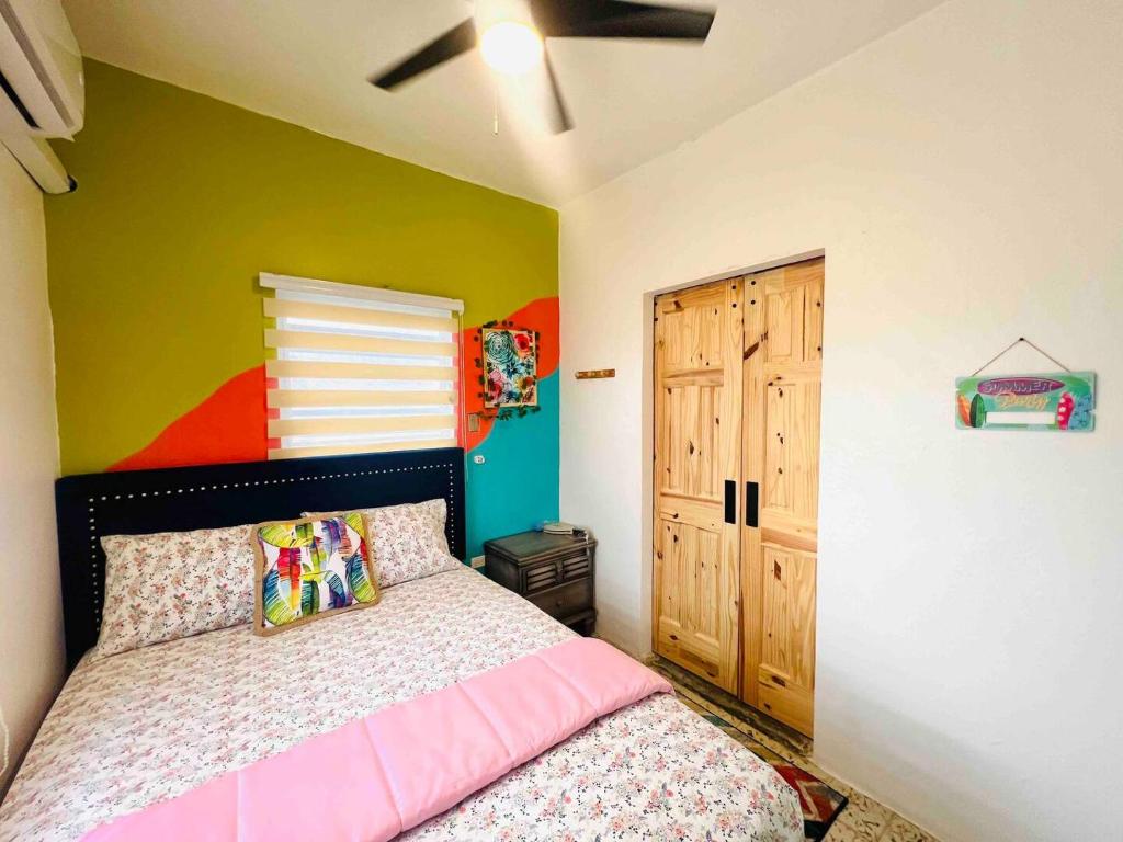 una camera con letto e parete colorata di Isabela Beach Apartment Private Pool a Isabela