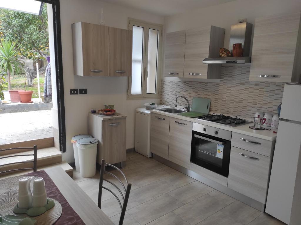 eine Küche mit Spüle und Herd oberen Backofen in der Unterkunft Mola Cristina House in Mola di Bari