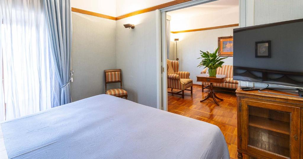 Telewizja i/lub zestaw kina domowego w obiekcie Hotel&Ristorante Miramonti Palazzo Storico