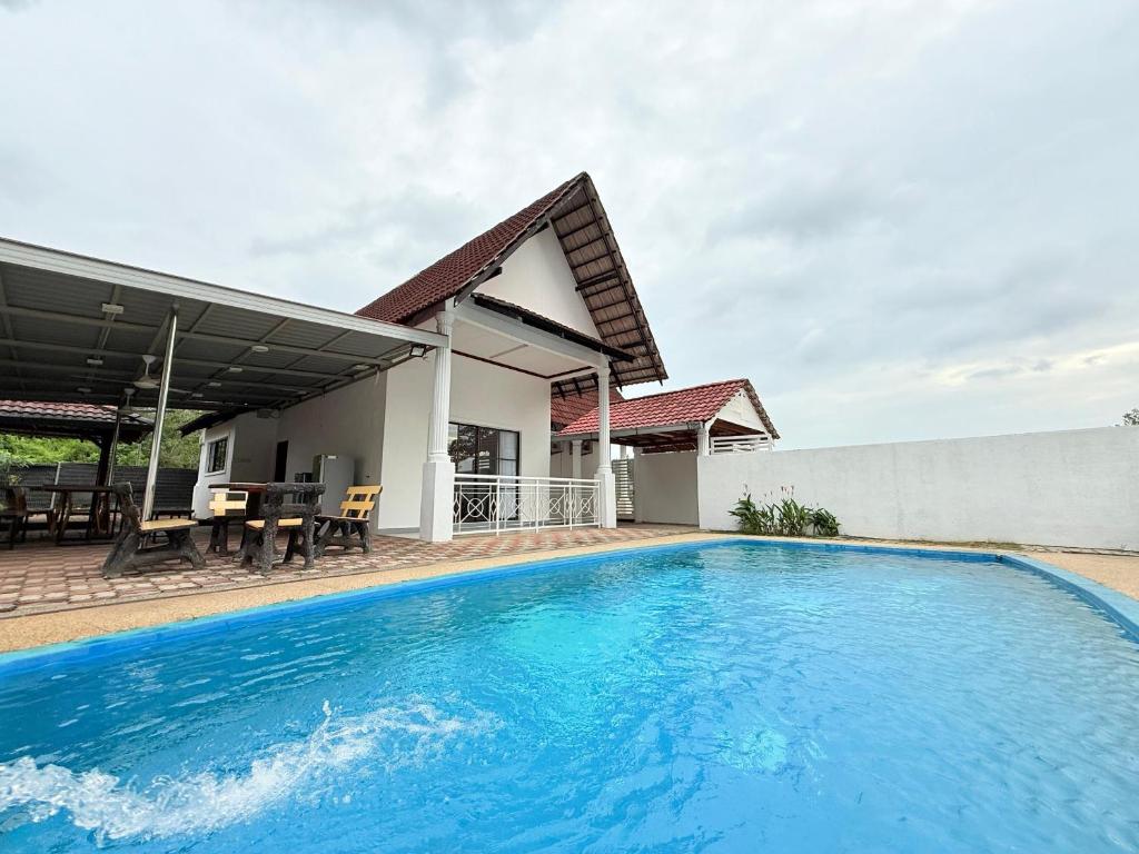Πισίνα στο ή κοντά στο Private Pool Villa 1309 - Fong Homestay