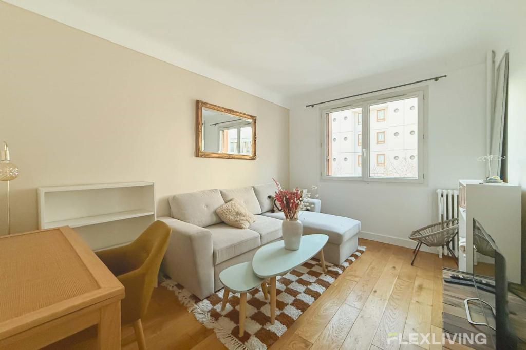 un salon avec un canapé blanc et une table dans l'établissement Flexliving - Onebedroom - Bréguet, à Paris