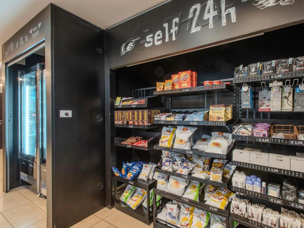 Supermarket nebo jiné obchody v  hotelu nebo okolí