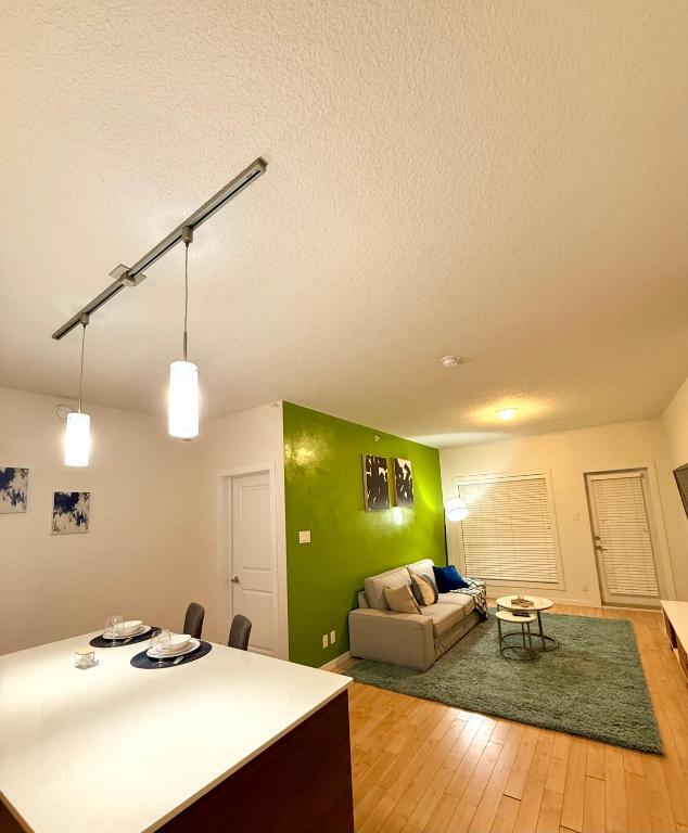 un soggiorno con un divano e un tavolo di 2bedroom luxury Condo a Edmonton