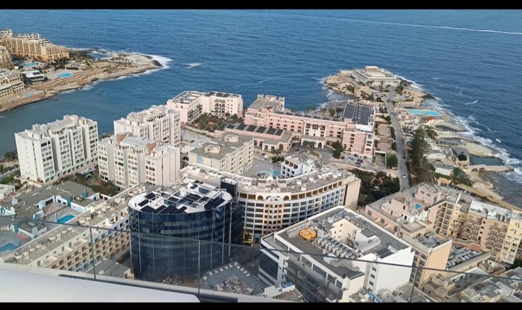Foto dalla galleria di St Julian's Mercury Tower high floor Studio Apartment in the Sky in Tallest Zaha Hadid Tower in Malta a San Giuliano