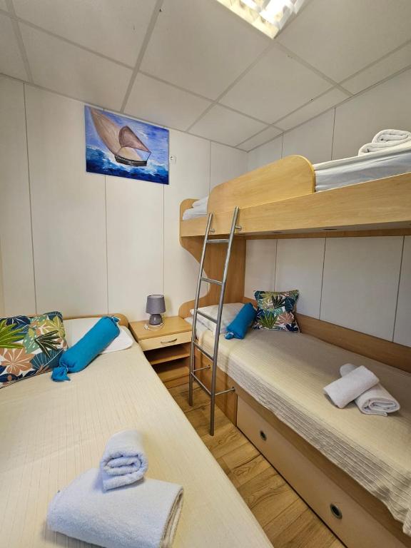 Postel nebo postele na pokoji v ubytování Kuća s jacuzzijem Mavrinac