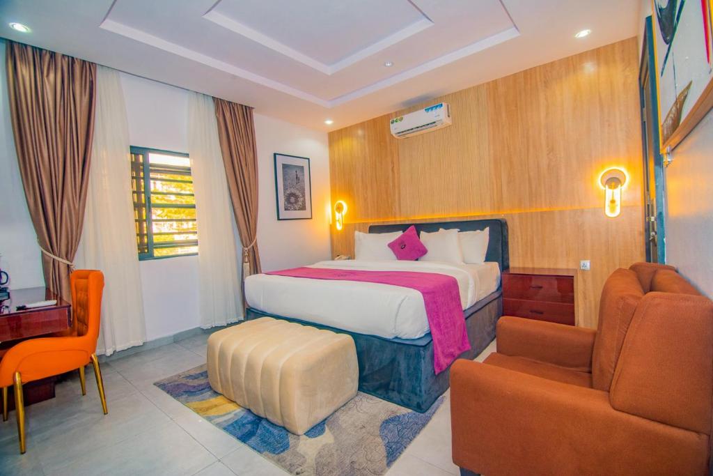 Ένα ή περισσότερα κρεβάτια σε δωμάτιο στο Purple Lavender Hotel Lekki
