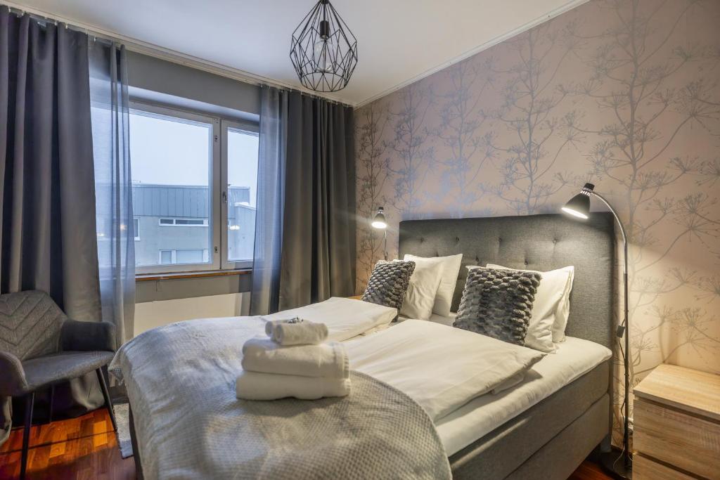 Ένα ή περισσότερα κρεβάτια σε δωμάτιο στο Arctic River City Suite