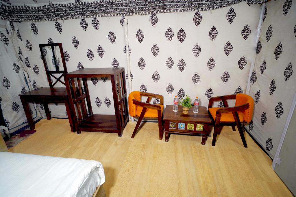 Postel nebo postele na pokoji v ubytování Royal Adventure Jaisalmer Resort