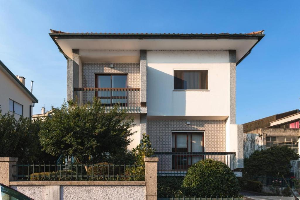 una casa blanca con una valla delante en Villa Vez, en Arcos de Valdevez