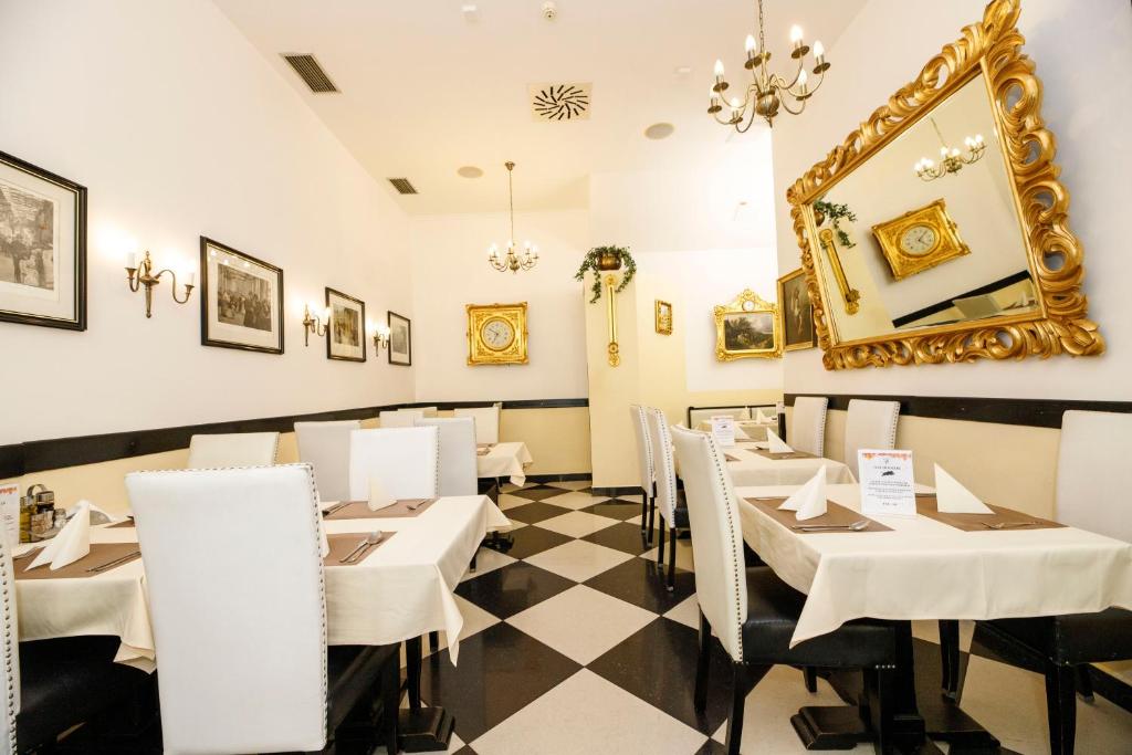 Un restaurante u otro lugar para comer en Salvator Hotel