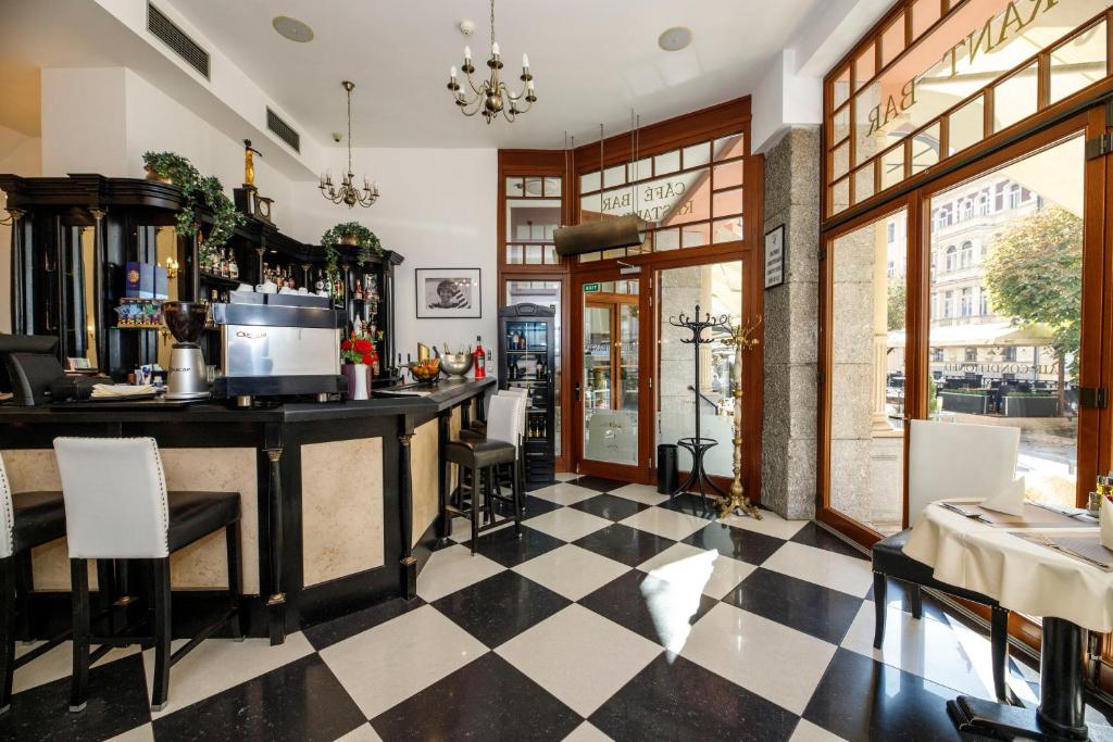 Un restaurante u otro lugar para comer en Salvator Hotel