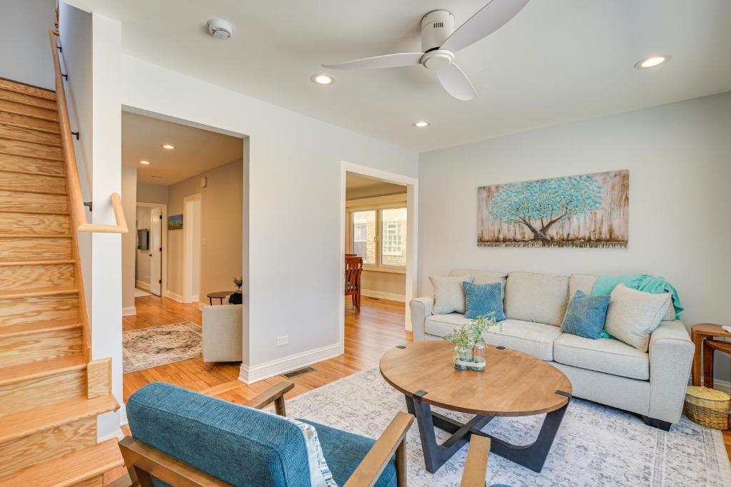 埃文斯顿2 Mi to Northwestern Updated Home with Game Room!的带沙发和桌子的客厅